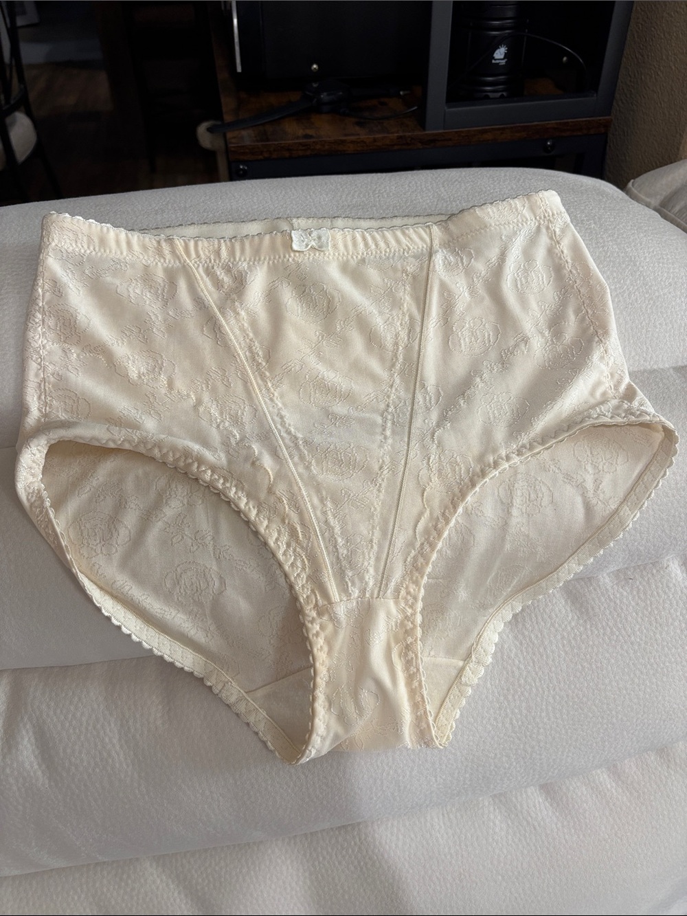 Smooth High-Waist Shaping Briefs - Cream
